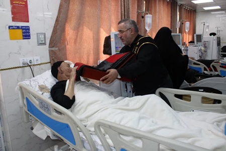 گرداندن پرچم حرم مطهر حرم امام حسین (ع) در بیمارستان شهدای هفتم تیر 